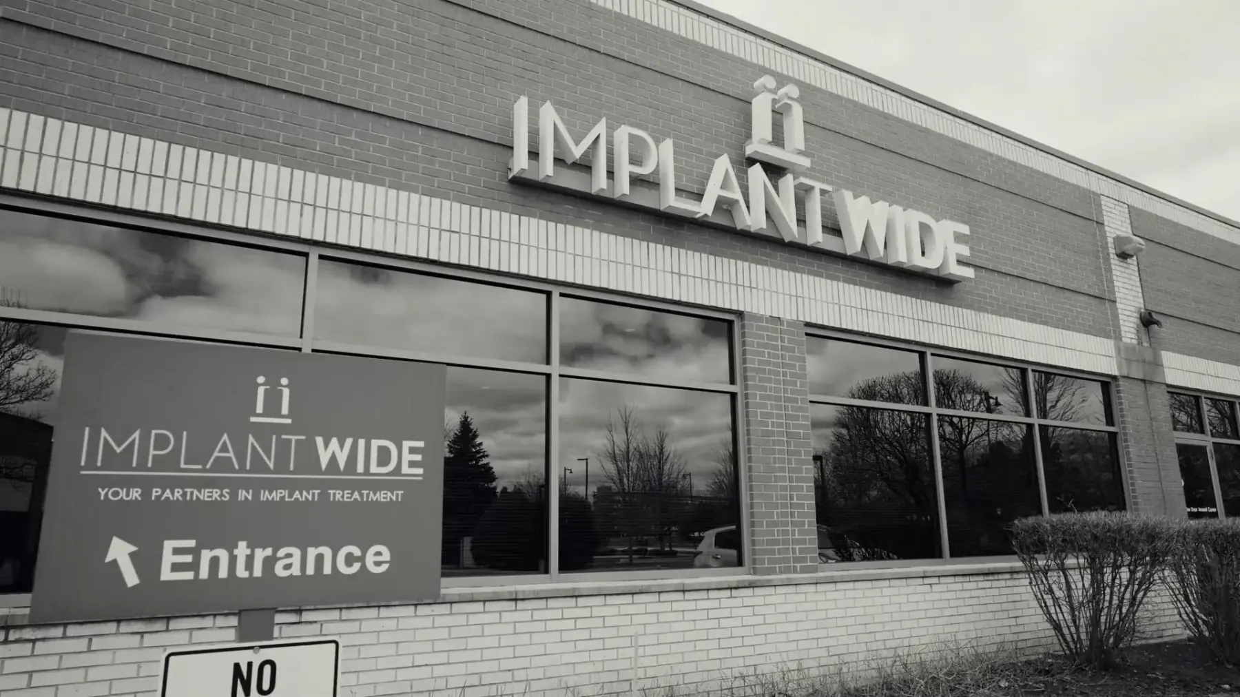 Dr. Gromov and the ImplantWIDE team at work in the practice